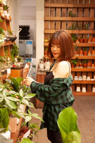 穿着黑色和绿色格子衬衫的女人