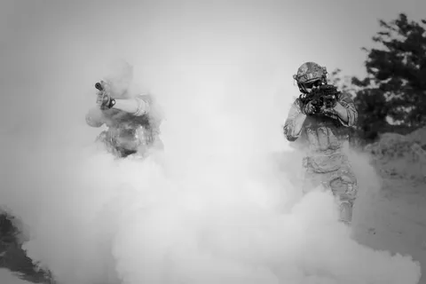 军人，战争，沙漠，枪支，枪战，士兵，行动，烟雾