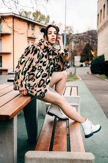 坐在野餐桌上的女人