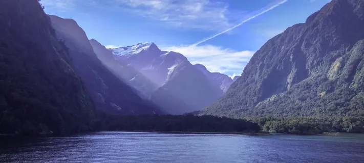 在晴朗的天空下,山附近的水体 在晴朗的天空下,山附近的水体