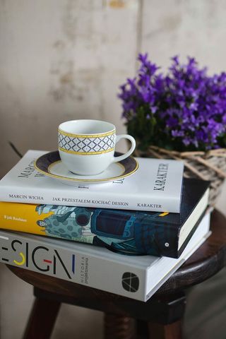 床边的木凳上放着书和紫色的花