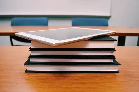 智能手机、书籍、书桌、互联网、书架、教室、大学、教育 智能手机、书籍、书桌、互联网、书架、教室、大学、教育