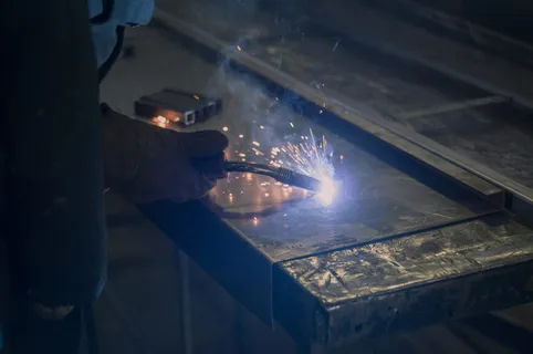 灰色焊接设备, 建设, 人类, 人, 工厂, 制造, 锻造, 火