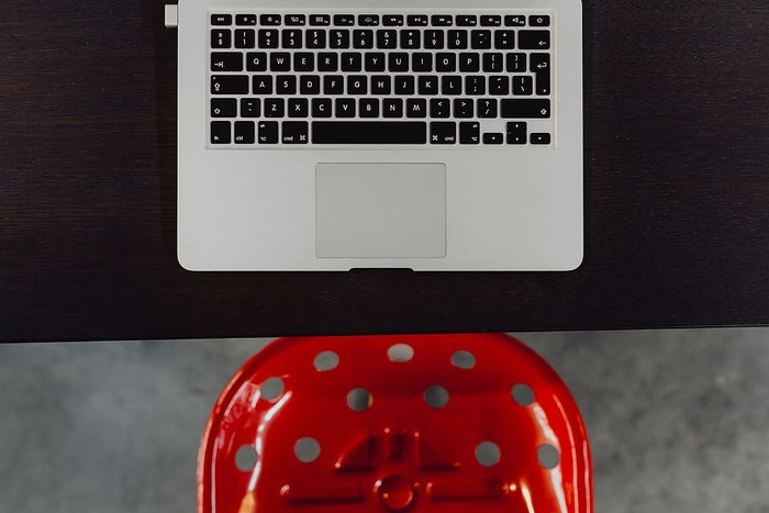 在家中或工作室安装MacBook电脑的时尚工作区