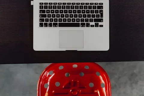 在家中或工作室安装MacBook电脑的时尚工作区