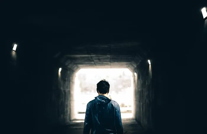 建筑，黑暗，诡异，室内，灯光，人，人，地铁系统