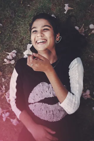 人，脸，人，植物，衣服，服饰，花朵，微笑