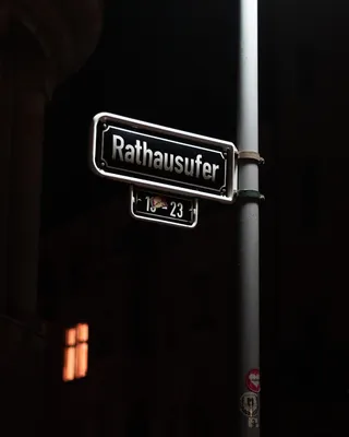 Rathausufer路标
