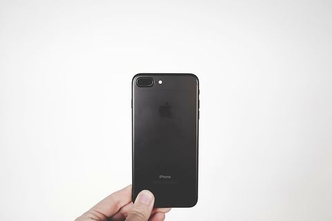 person，holding，black，iphone 7 plus，iphone，apple，mobile