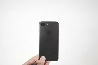 person，holding，black，iphone 7 plus，iphone，apple，mobile