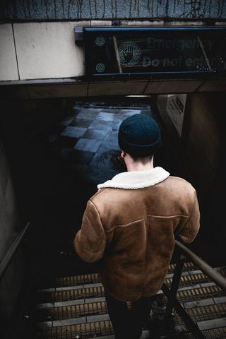 beanie，back，guy，man，people，楼梯，地板，方格花纹