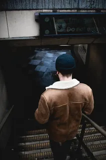 beanie,back,guy,man,people,楼梯,地板,方格花纹 beanie,back,guy,man,people,楼梯,地板,方格花纹