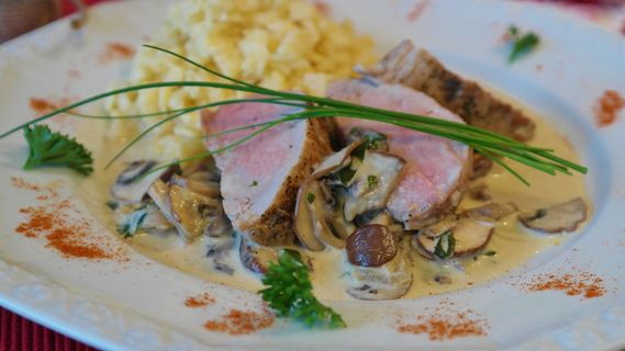 中份、熟透、熟的、肉、酱汁、已供应、盘子、猪里脊肉 中份、熟透、熟的、肉、酱汁、已供应、盘子、猪里脊肉