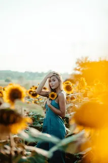 浅焦摄影:一个拿着黄色向日葵的女人 浅焦摄影:一个拿着黄色向日葵的女人