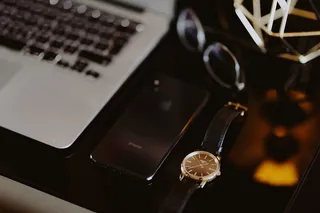 优雅的家庭办公室，金色配饰