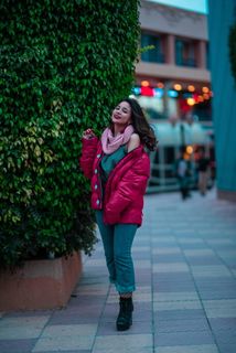 站在灌木丛旁的女子照片