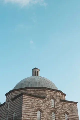 棕色和灰色混凝土建筑