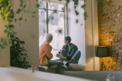 两个男人在窗户旁聊天 两个男人在窗户旁聊天