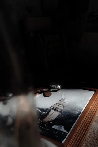 木材，硬木，瓶子，手表，家具，旅行，阴影，框架