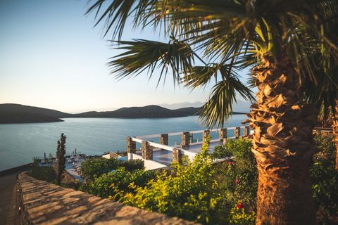 树木和山脉旁平静的水体