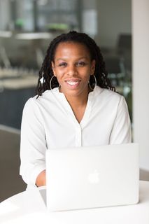 穿着白色连衣裙衬衫的人