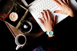 使用白色笔记本电脑的人的顶视图照片