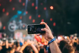 手持智能手机的人、技术、智能手机、便携式信息设备、摄影主题、无线技术、摄影、通信