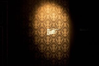 手指，手指，手，棕色，深色，聚光灯，方向，在哪里