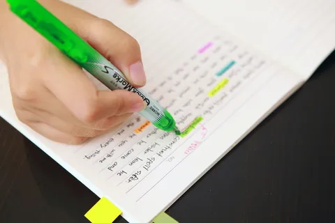 个人,使用,绿色,荧光笔,荧光笔,着色,荧光,标记 个人,使用,绿色,荧光笔,荧光笔,着色,荧光,标记