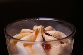 透明冻糕杯中的白色冰淇淋