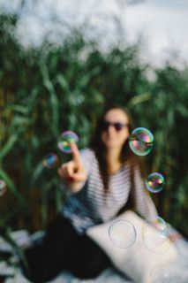 在大自然中享受肥皂泡的乐趣