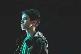 男孩，站着，侧身，穿着，黑色，纽扣夹克，男士，绿色