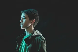 男孩，站着，侧身，穿着，黑色，纽扣夹克，男士，绿色