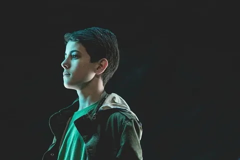 男孩,站着,侧身,穿着,黑色,纽扣夹克,男士,绿色 男孩,站着,侧身,穿着,黑色,纽扣夹克,男士,绿色