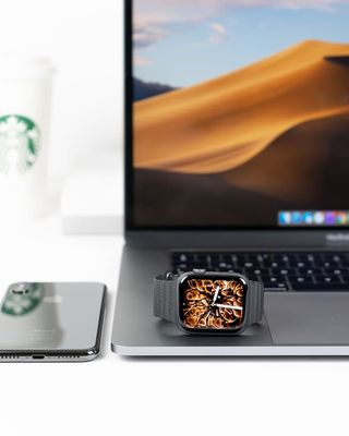 太空灰色MacBook和iPhone 6