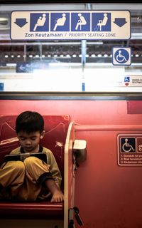 马来西亚、吉隆坡、平板电脑、火车、公共交通、男孩、轻轨、通勤