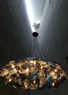 黑色，黄色，枝形吊灯，两个，墙壁，橙色，蓝色，天花板