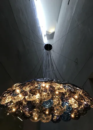 黑色，黄色，枝形吊灯，两个，墙壁，橙色，蓝色，天花板