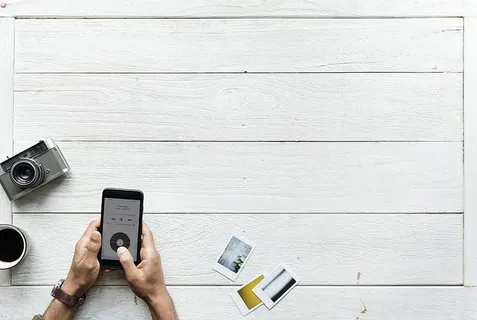 手持Android智能手机的人的平面摄影