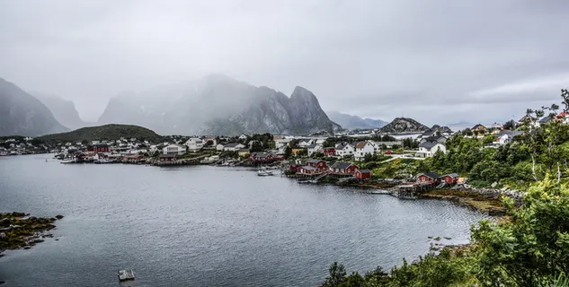落矶山附近,靠近水体的公民住宅 落矶山附近,靠近水体的公民住宅
