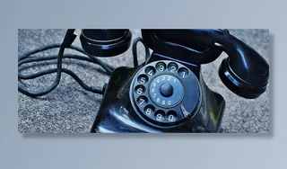 灰色表面顶部的黑色旋转电话