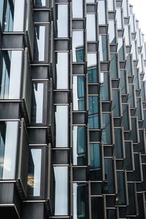 高层玻璃建筑低视角照片