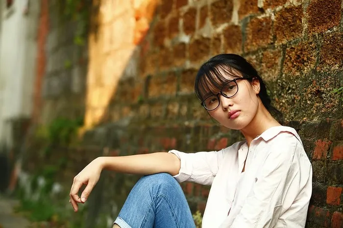 靠墙坐着的女人
