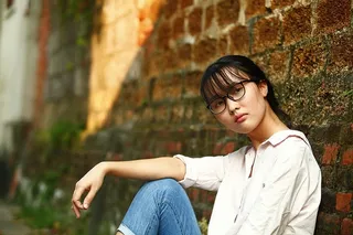 靠墙坐着的女人