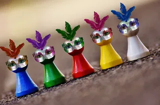 五颜六色的桌面花色、黑色、地板、面具、狂欢节、玩石、羽毛