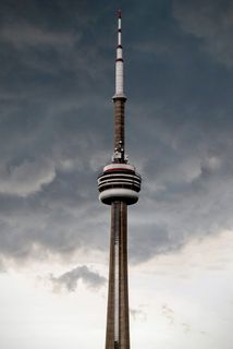 多云天空下的Cn塔 多云天空下的Cn塔