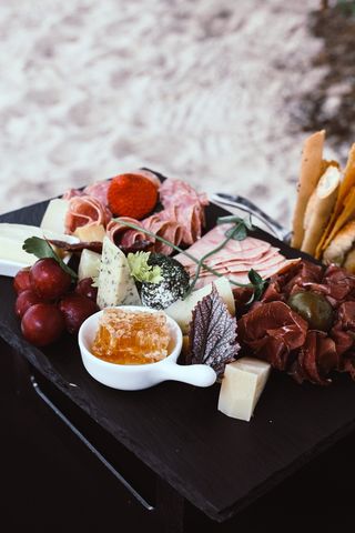 黑色木桌上的白色陶瓷容器