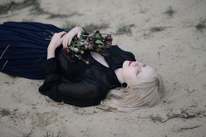 躺在沙滩上的女人