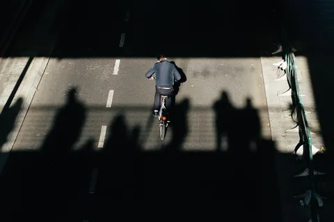 人、骑行、自行车、混凝土、道路、白天、黑暗、街道 人、骑行、自行车、混凝土、道路、白天、黑暗、街道