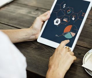 使用白色平板电脑的人